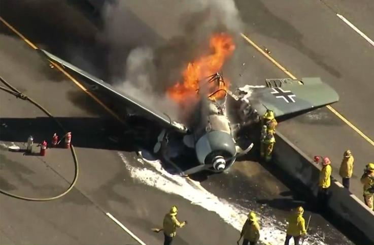 Tarihi uçak otoyola inişte kaza yaptı