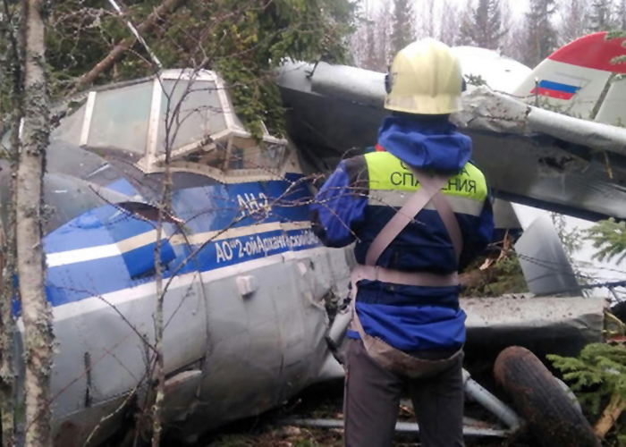 Antonov An-2 Rusya’da ormana düştü