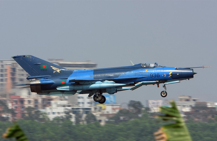 Bangladeş Hava Kuvvetleri’nin Chengdu FT-7 uçağı düştü