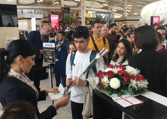 Bakü-İstanbul yolcuları çiçeklerle uğurlandı
