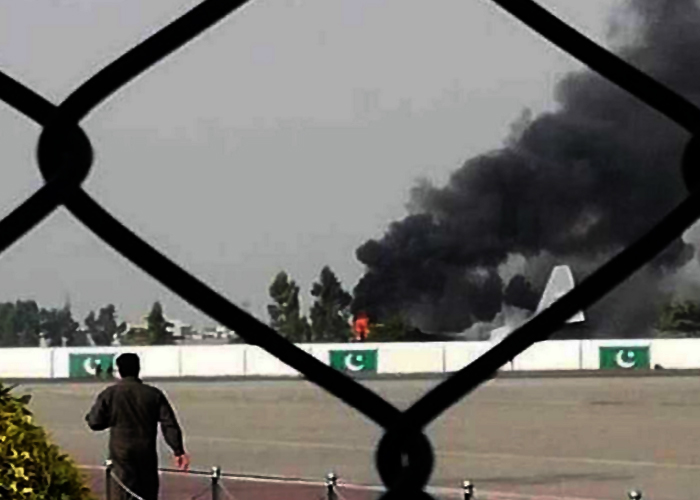 Pakistan’da C-130 kalkışta kaza geçirdi