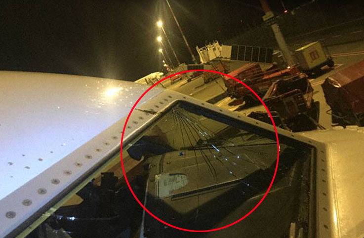 Ryanair’in B737-800’ü çatlak kokpit camı ile uçtu