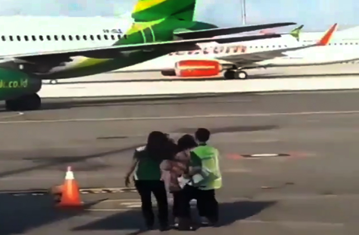 Bali’de yolcu uçağı kaçırınca peşinden koştu