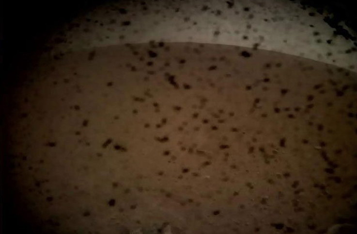 NASA’nın InSight’ı Mars’tan ilk fotoğrafını yolladı