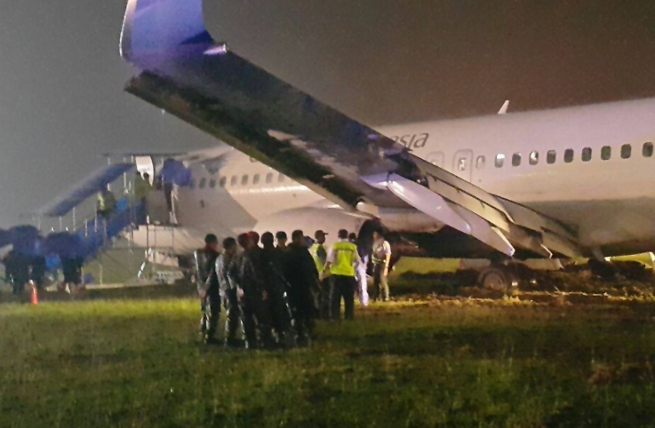 Garuda Indonesia’nın B737-800’ü inişte pistten çıktı