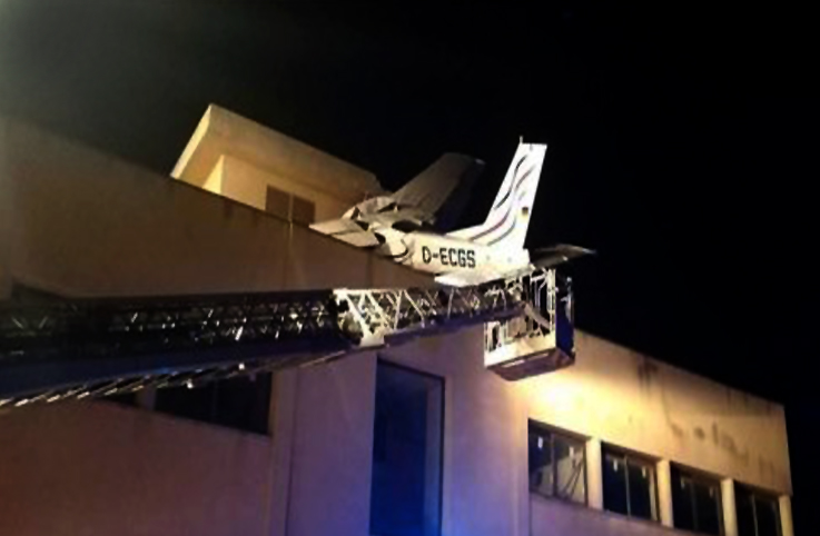 Barselona’da küçük uçak benzin istasyonunun çatısına düştü