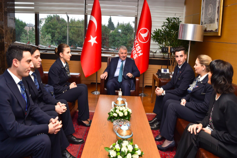 Ekşi, Kinshasha uçuşundaki ekibi ağırladı