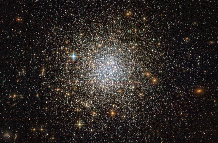 Hubble teleskobu NGC 1466 isimli küresel yıldız kümesini görüntüledi