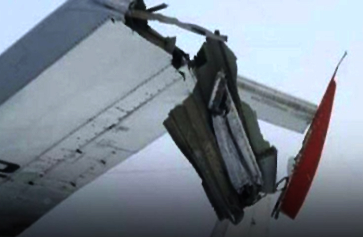 İzhavia’nın An-24’ü taksi yaparken kanadını direği çarptı