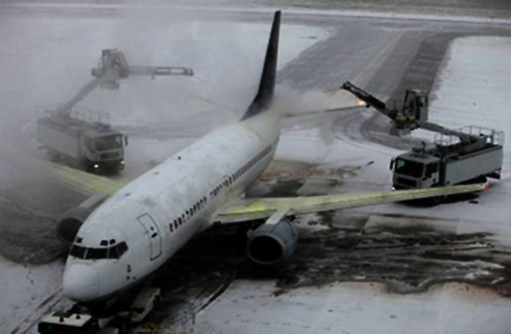 Moskova’da kar uçuşları iptal ettirdi