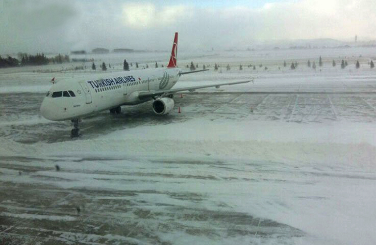 Kar yağışı İzmir-Kars uçuşunu iptal ettirdi