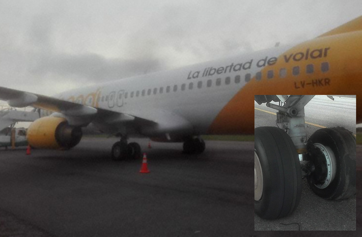 FlyBondi Havayolu uçağının inişte lastiği patladı