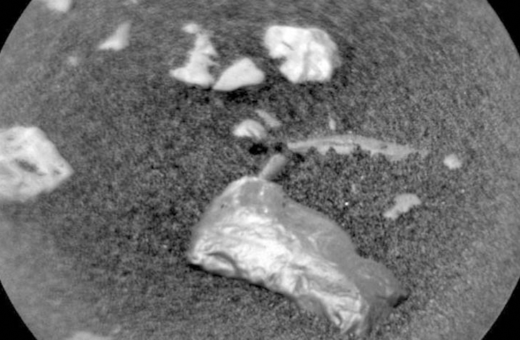 NASA’nın Curiosity’si Mars’ta külçeye benzer bir nesne buldu