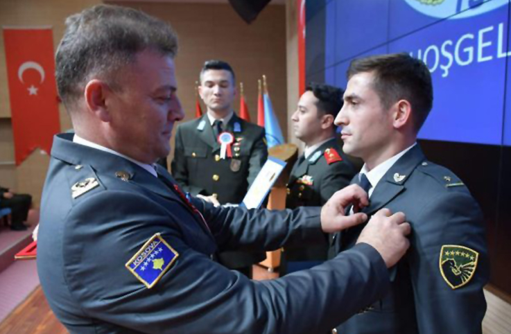 Kosova’nın ilk askeri pilotu, Türkiye’de mezun oldu