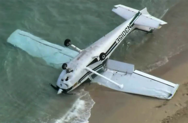Cessna, Miami’de plaja inişte takla attı