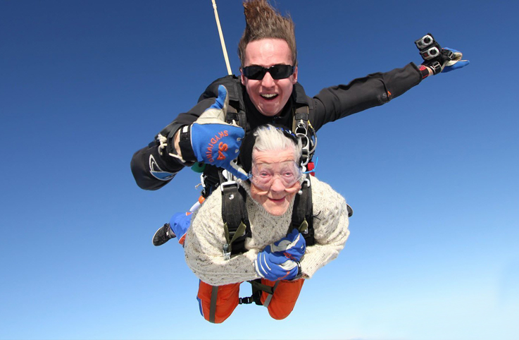 102 yaşında paraşütle atladı tarihe geçti