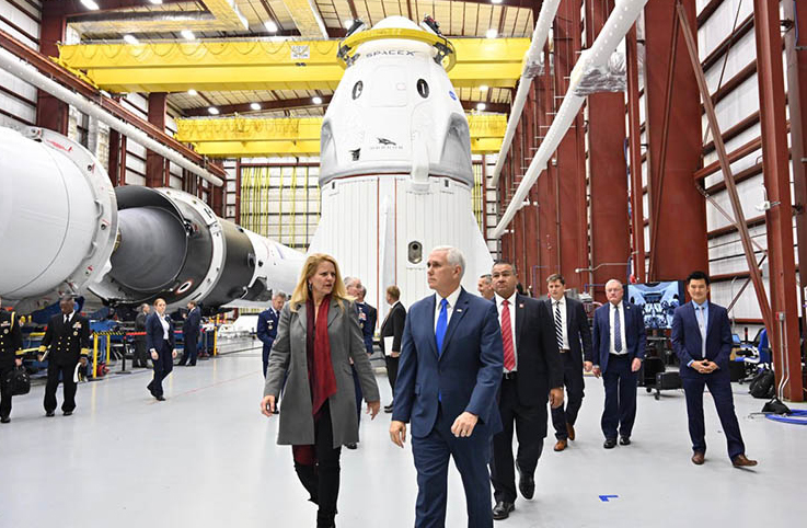 Mike Pence, NASA merkezinde Spacex’in Dragon uzay aracını inceledi