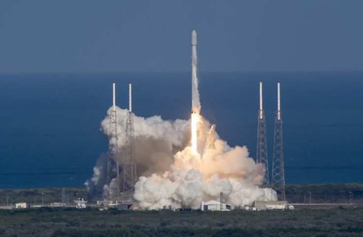 SpaceX, askeri amaçlı Falcon-9 roketini uzaya gönderdi