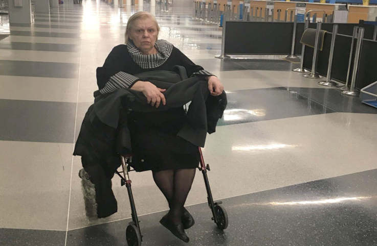 Uçuş iptal oldu, yaşlı kadını havalimanında bıraktılar