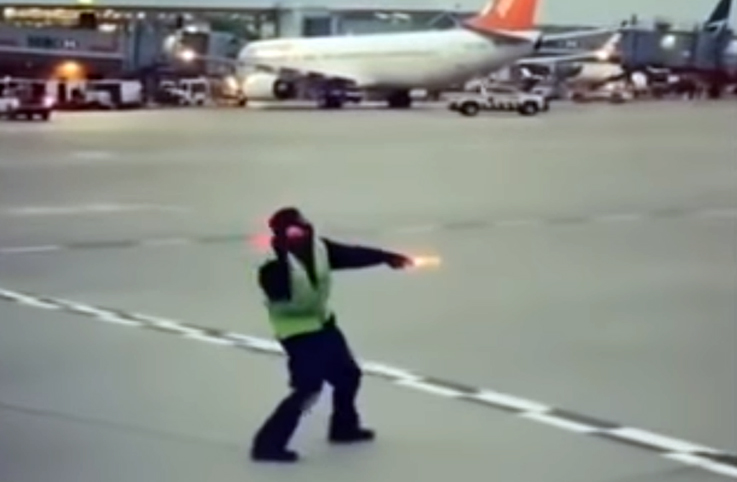 Toronto Pearson Havalimanı’nda yer hizmetlisi fenomen oldu