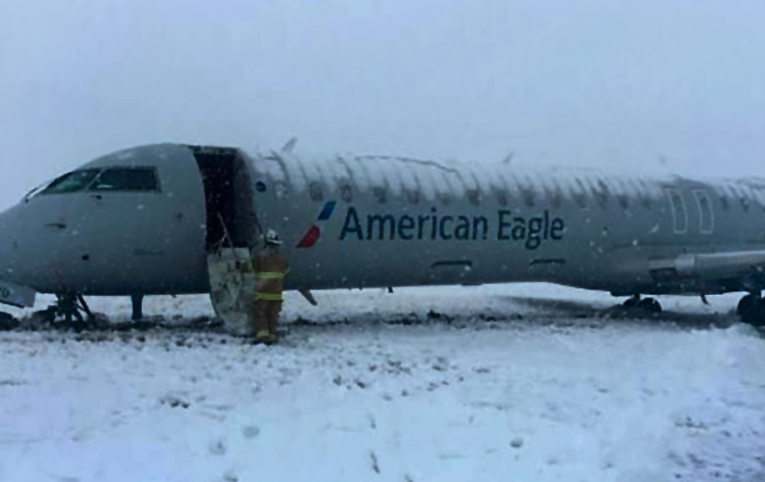 AE uçağı  Columbia Havalimanı’na inişte pistten çıktı