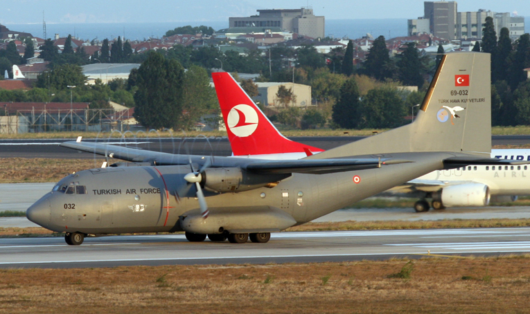 Hava Kuvvetleri’nin C-160’ı inişte lastik patlattı