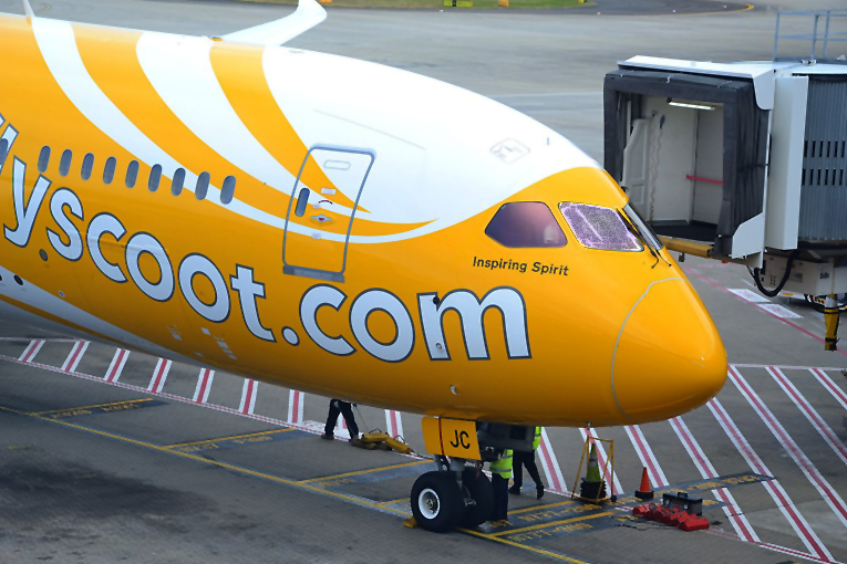 Scoot Tigerair uçağının kokpit camı çatladı, geri döndü