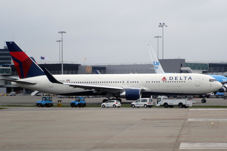 Schiphol Havalimanı’nda Delta pilotu alkollü çıktı