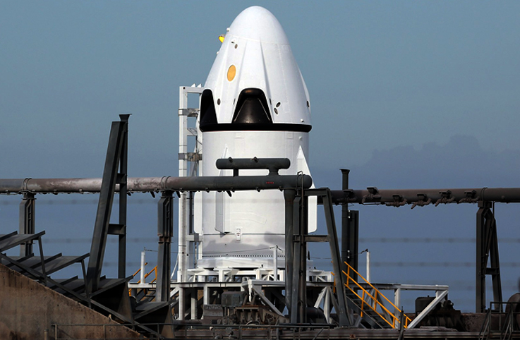 SpaceX, Crew Dragon’u fırlatma merkezine çıkardı