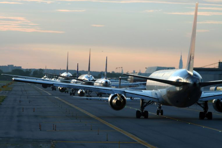 ABD’de hükümetin kapalı olması uçuşları etkiliyor