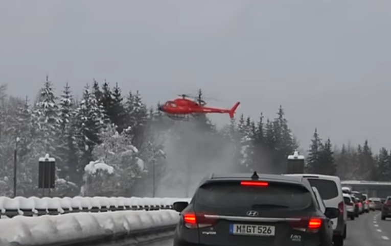 Almanya otoyoldaki karları helikopter ile temizliyor