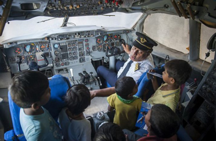 Hindistanlı mühendis çocukların uçak merakını gideriyor