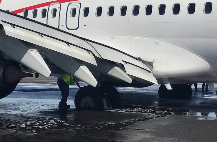 İnişte lastik patlattı, pist trafiğe kapandı