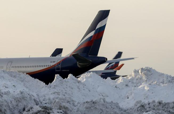 Moskova’da uçuşlara kar engeli