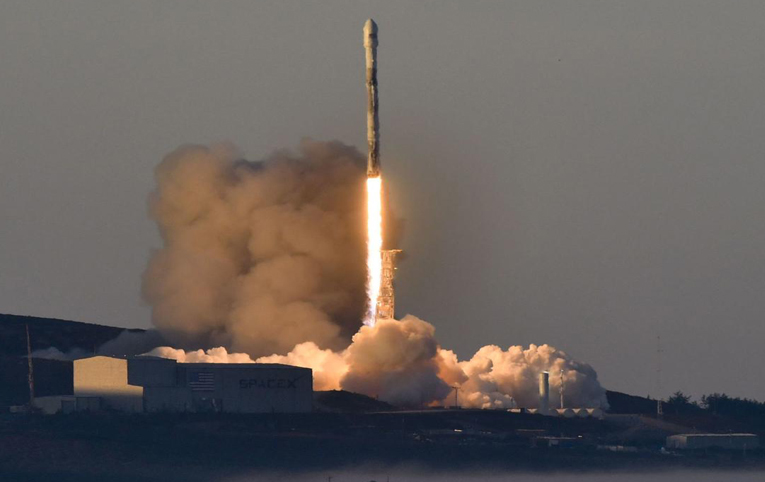 SpaceX bir seferde 10 haberleşme uydusu gönderdi