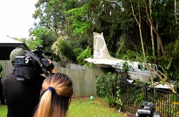 Avustralya’da uçak evin bahçesine düştü