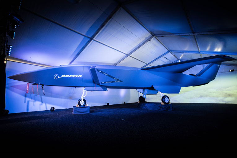 Boeing insansız savaş uçağını tanıttı