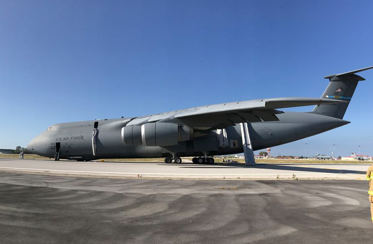 ABD’nin C-5 Galaxy uçağı burun üstü indi