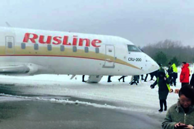 Rusline uçağı kaltkışta pistten çıktı