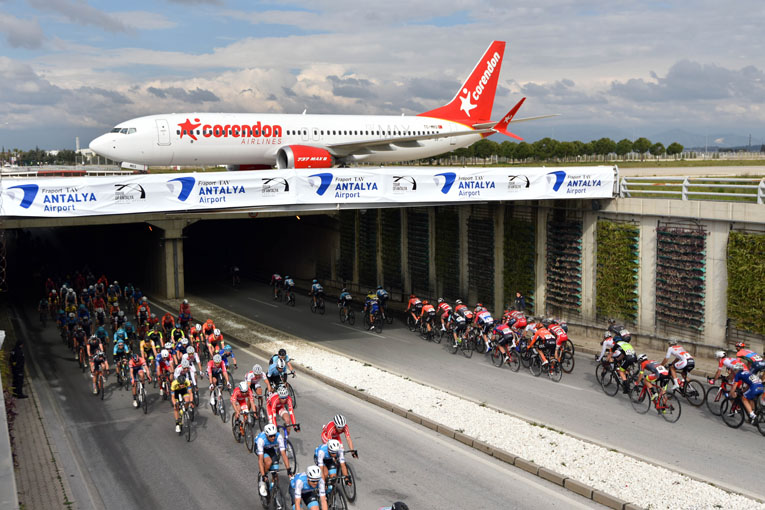 Corendon uçağı bu seferde Tour Of Antalya’dan geçti