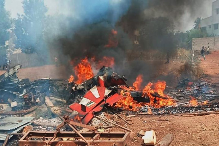 Hindistan Airshow’da iki uçak havada çarpıştı