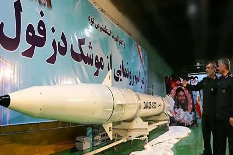 İran Dezful adını verdiği balistik füze üretti