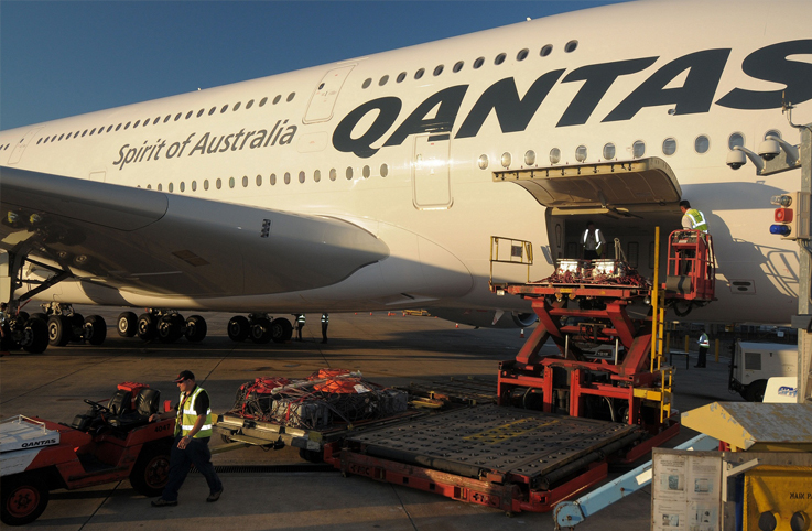 Qantas’ın A380’i kargo kapısı uyarısıyla geri döndü