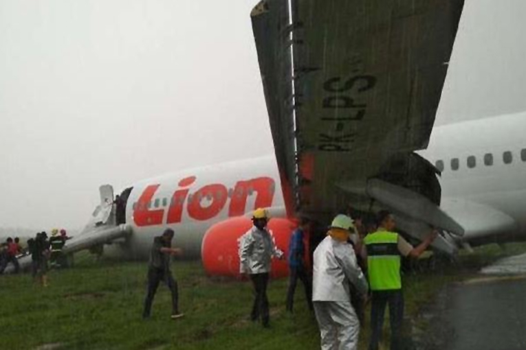 Lion Air’in B737-800’ü inişte pistten çıktı