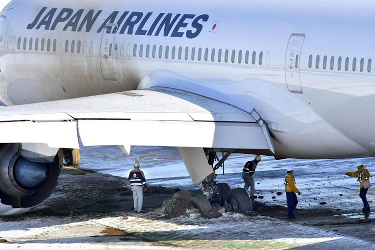 Jal Havayolları’nın uçağı taksi yaparken pistten çıktı