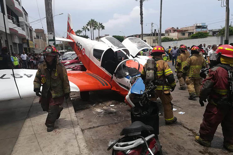 Peru Hava Kuvvetleri’nin uçağı caddeye düştü