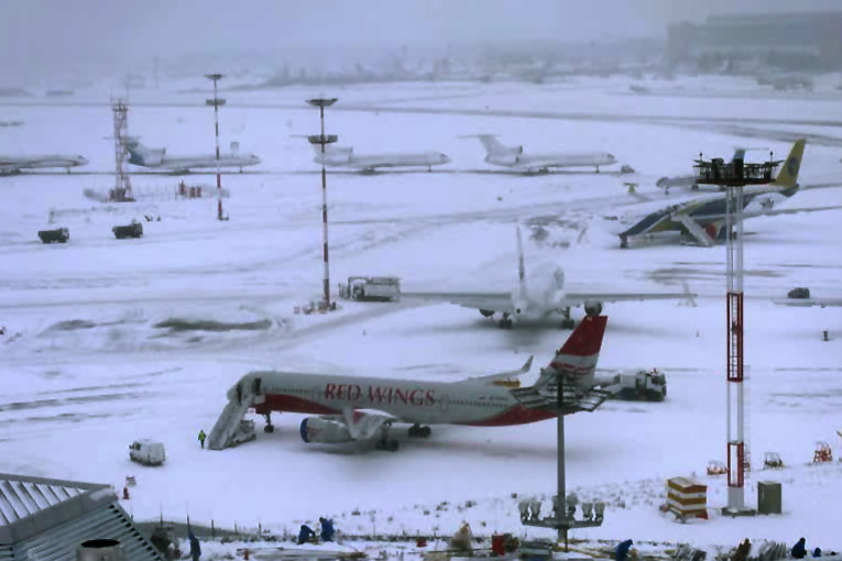 Moskova’da 30 uçuş kar nedeniyle iptal edildi