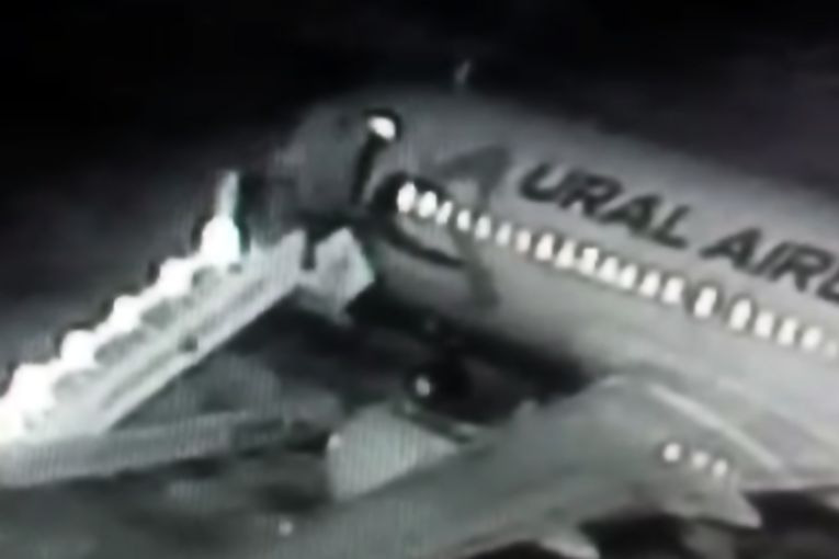 Ural Airlines uçağının merdiveni çöktü, yolcular aprona düştü