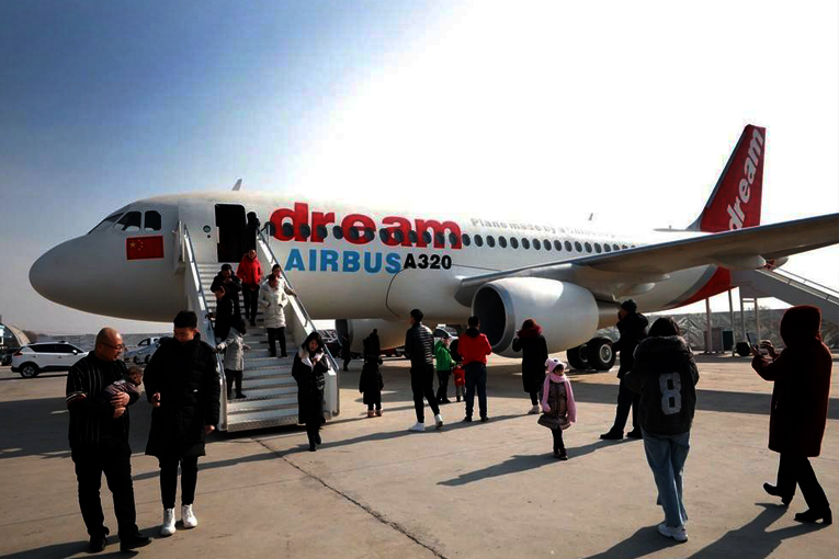 Çinli çiftin yaptığı replika A320 ziyaretçi akınına uğruyor