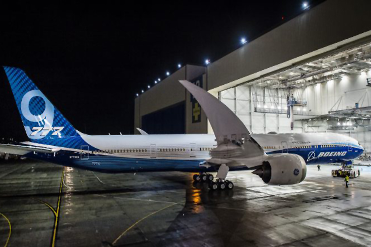 Boeing, B 777-9’u hangardan çıkardı